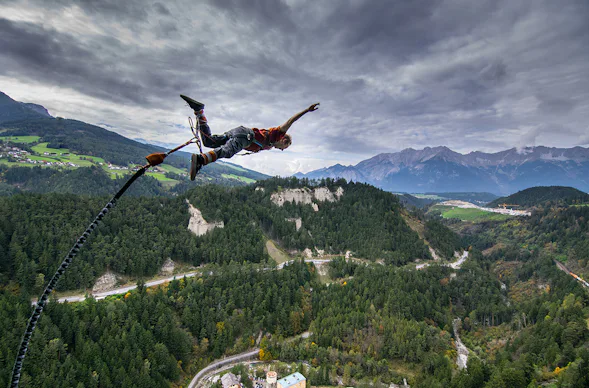 192 Meter Bungy-Sprung von der Europabrücke
